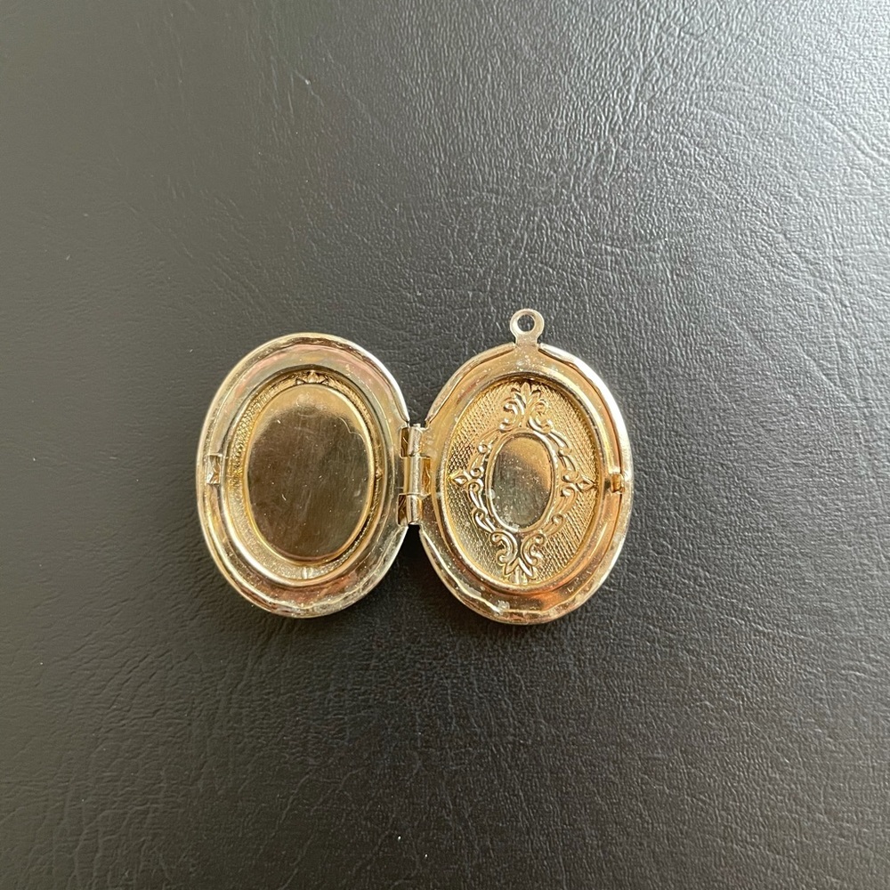 Praying hands locket - Picture 3 of 4